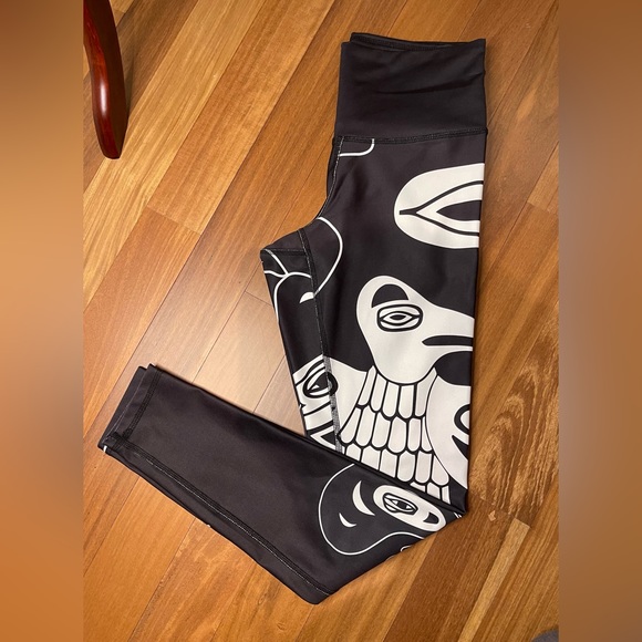 NoMiNoU Activewear leggings with artist design print - Canada made - Picture 4 of 5